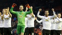 Para pemain Manchester United merayakan kemenangan. Berkat kemenangan ini, MU naik ke posisi kelima di klasemen Premier League dengan perolehan 37 poin dari 22 laga. Liverpool berada di posisi kesembilan dengan 31 poin. Carl Recine/Reuters/detikFoto.