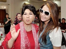 Titiek Puspa Sehat karena Rajin Bersepeda