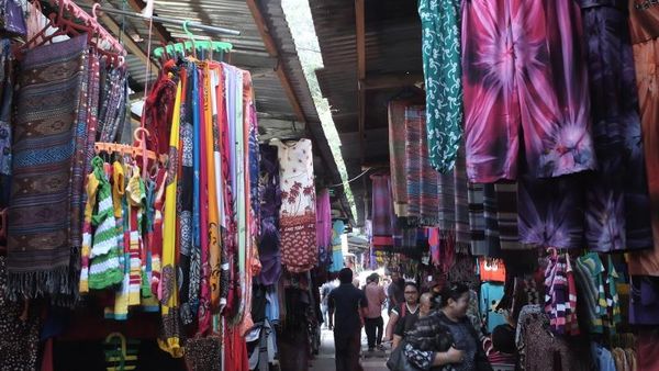 Surga Belanja di Samosir