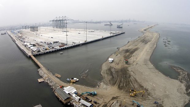Foto aerial proyek pembangunan Pelabuhan Kalibaru atau Terminal New Priok di Kalibaru, Jakarta Utara, Senin (18/1).