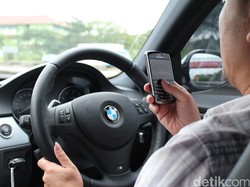 Bahayanya Main Gadget Sambil Nyetir