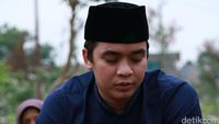 Ultah, Billy Syahputra Ziarah ke Makam Olga