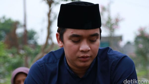 Ultah, Billy Syahputra Ziarah ke Makam Olga