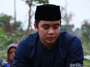Ultah, Billy Syahputra Ziarah ke Makam Olga