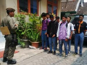 Pelajar-pelajar ini Dihukum Menyanyi Lagu Indonesia Raya Saat Terjaring Razia