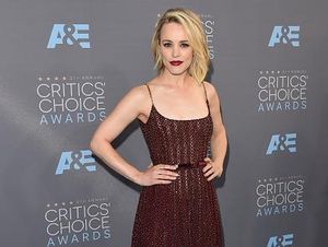 10 Seleb Berbusana Terbaik di Critics Choice Awards 2016