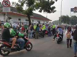 Pemotor Lawan Arus di Depan Stasiun Pasar Minggu Kena Batunya, Ditilang!