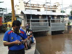Polisi Nyemplung ke Ciliwung Karena Diserang Saat Gerebek Pesta Narkoba Belum Ketemu