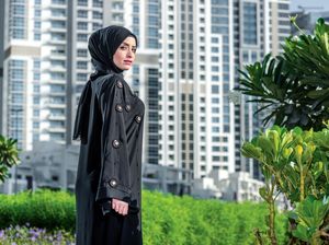 Padukan Abaya dan Jaket, Hijabers Ini Jadi Viral di Arab Saudi