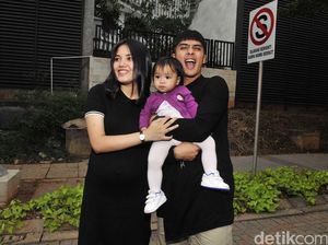 Kebersamaan Ricky Harun dengan Istri dan Anak Tercinta Kebersamaan Ricky Harun dengan Istri dan Anak Tercinta
