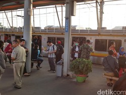 Ada Gangguan Rel di Tanjung Barat, Kereta Arah Jakarta Tertahan di Depok