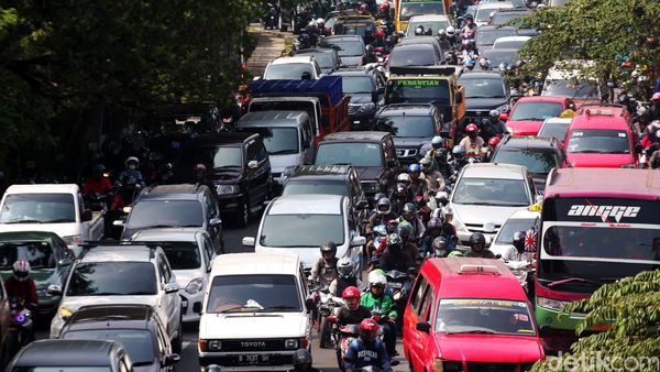 Jalan Lenteng Agung Macet Parah
