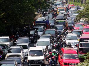Imbas Rel Patah, Penampakan Macet Luar Biasa di Lenteng Agung Pagi Tadi