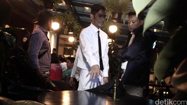 Polisi Reka Ulang Peracikan Kopi Beracun Mirna