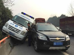 Laju Dipotong Mobil Lain, Ambulans Ini Nangkring di Pembatas Jalan