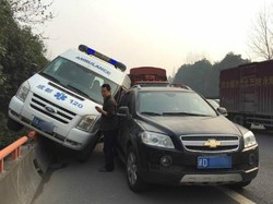 Laju Dipotong Mobil Lain, Ambulans Ini Nangkring di Pembatas Jalan