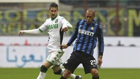 Miranda harus tergusur dari posisinya di tim inti. Tapi,  bek asal Brasil itu bakal jadi pelapis yang oke untuk duet De Vrij dan Skriniar. (Marco Luzzani/Getty Images)