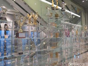 Melihat dari Dekat Piala-piala Penghargaan untuk Artis SMTOWN Melihat dari Dekat Piala-piala Penghargaan untuk Artis SMTOWN