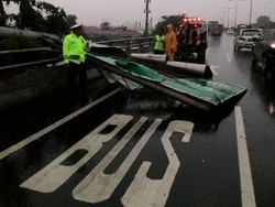 Papan Petunjuk Jalan di Tol Cawang Ambruk, Macet Hingga 3 Km