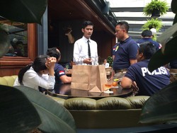 Begini Posisi Kantong Besar Jessica di Antara Minuman di Kafe Olivier