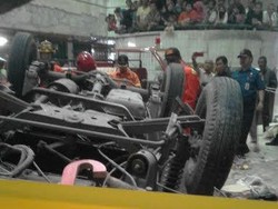 Begini Suasana Evakuasi Mobil Jatuh di Lantai Dasar Pasar Cipulir