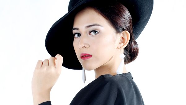 Lady in Black! Nina Zatulini Tampil Beda
