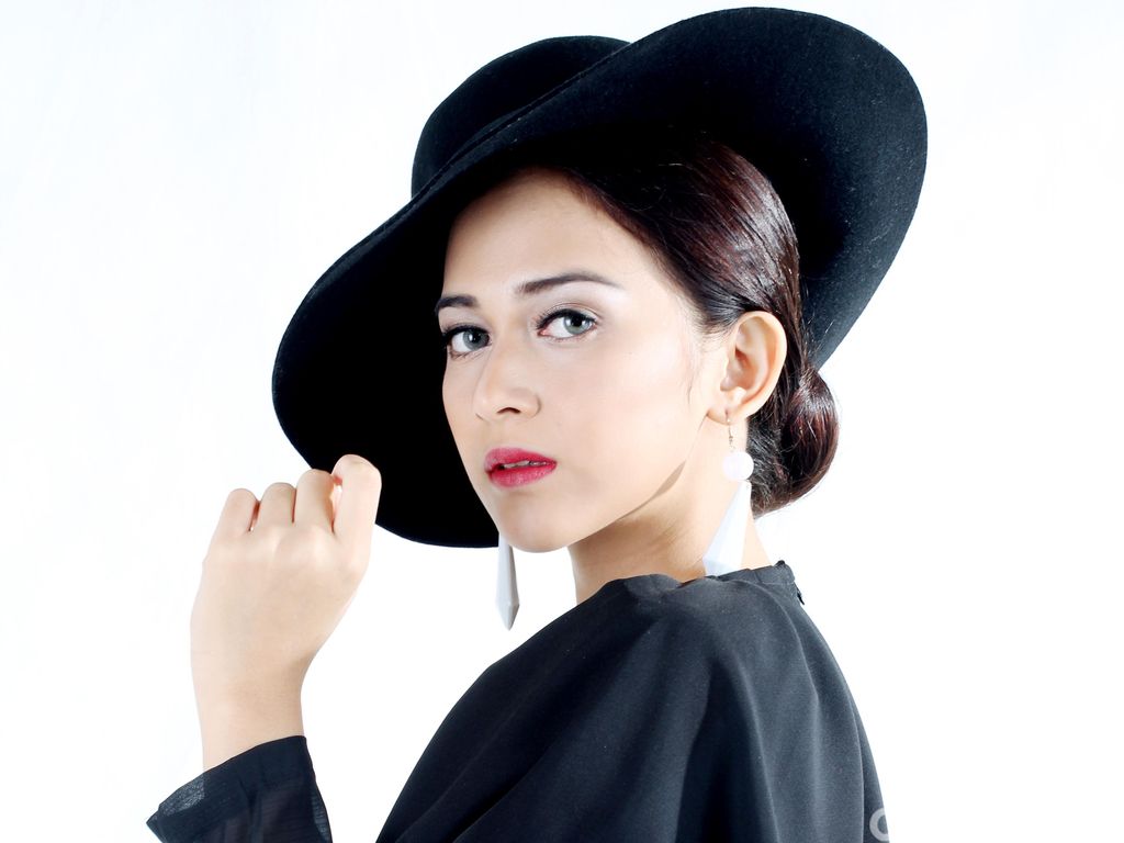 Lady in Black! Nina Zatulini Tampil Beda Lady in Black! Nina Zatulini Tampil Beda