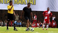 Gatot Nurmantyo, secara simbolis menendang bola pertama kali, tanda pertandingan dimulai di Mabes TNI, Cilangkap, Jakarta Timur, Selasa (19/1/2016). 