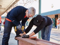 CEO Apple Kerja Sukarela Merenovasi Sekolah