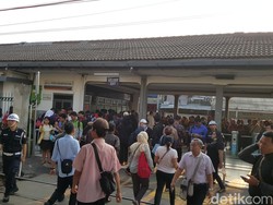 Ribuan Orang Dibikin Repot, Semoga Tak Ada Lagi Gangguan Commuter Line Pagi Hari