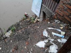 Jarum Suntik Bertebaran di Kali Ciliwung Dekat Lokasi Penggerebekan Narkoba