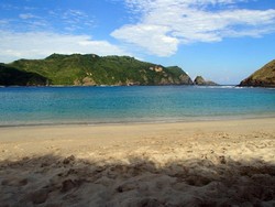 Pantai Mawun di Lombok yang Berair Biru Toska