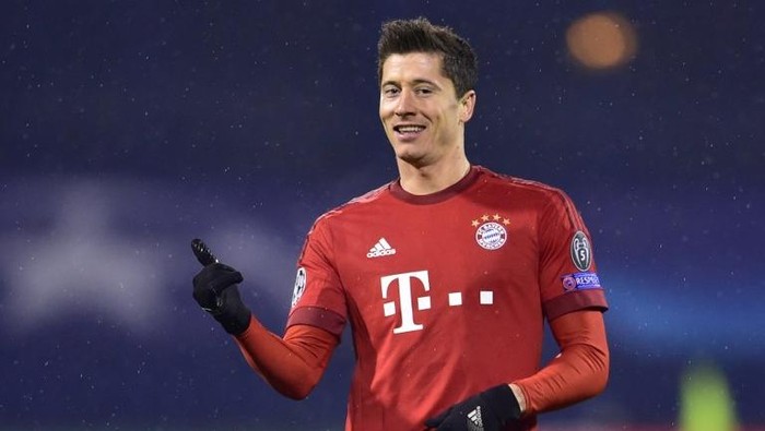 Bayern Munich's Polish striker Robert Lewandowski celebrates scoring during the UEFA Champions League football match between Dinamo Zagreb v Bayern Munich at the Maksimir stadium in Zagreb on December 9, 2015. AFP PHOTO / ANDREJ ISAKOVIC / AFP / ANDREJ ISAKOVIC
