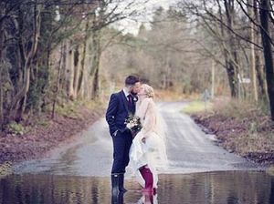 6 Foto Pernikahan Lucu, Photobomb Hingga Pengantin Dililit Belalai Gajah