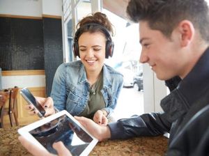 Riset Monash Indonesia: Orang RI Suka Streaming Musik Fresh-Happy & Bikin Goyang Riset Monash Indonesia: Orang RI Suka Streaming Musik Fresh-Happy & Bikin Goyang