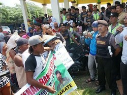 Ratusan Warga Tuntut Lahan Galian C Ditutup karena Rusak Lingkungan