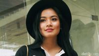 Titi Kamal Bergaya dengan Topi Fedora