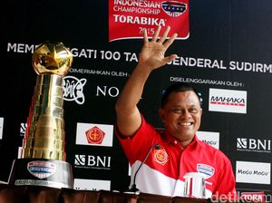 Piala Jenderal Sudirman Diarak Jalan Kaki Menuju GBK