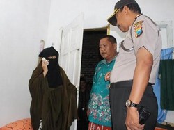 Petugas Gabungan Razia Rumah Kontrakan Istri Teroris