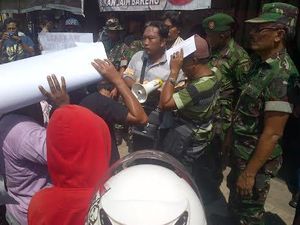 Eksekusi Toko di Situbondo Dihadang Puluhan Massa