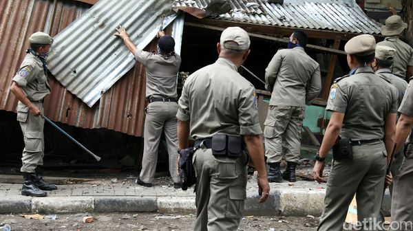 Satpol PP Bongkar Bangunan Liar di Manggarai