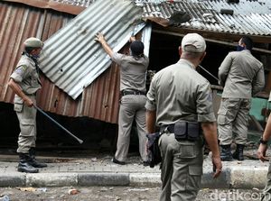 Satpol PP Bongkar Bangunan Liar di Manggarai