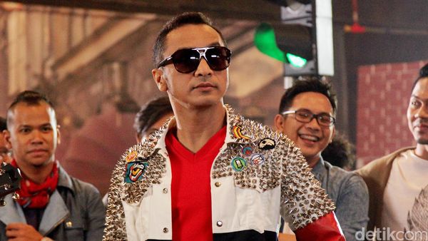 Gaya Giring Berjaket Stud, Kece?