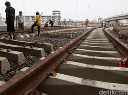Lokomotif KA Barang Tertancap Crane, PT KAI Usut Lori yang Jalan Sendiri