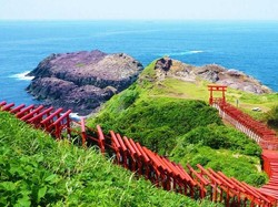 Kuil di Jepang dengan Gerbang Unik Menuju Laut