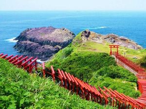 Kuil di Jepang dengan Gerbang Unik Menuju Laut Kuil di Jepang dengan Gerbang Unik Menuju Laut