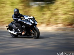 Menerobos Kemacetan Jakarta dengan Moge Honda NM4 Vultus