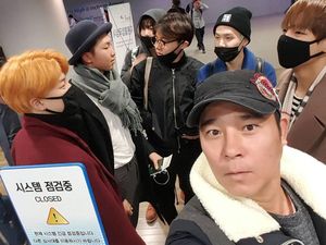 Kocak! Penyanyi Senior Im Chang Jung Curi-curi Selfie Bareng BTS di Bandara Kocak! Penyanyi Senior Im Chang Jung Curi-curi Selfie Bareng BTS di Bandara