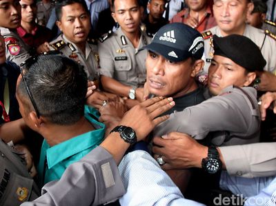 Senang dan Amarah Pendukung Sidang Pilkada