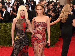 Kostum Konser J.Lo di Las Vegas Dihiasi 260 Ribu Kristal Swarovski